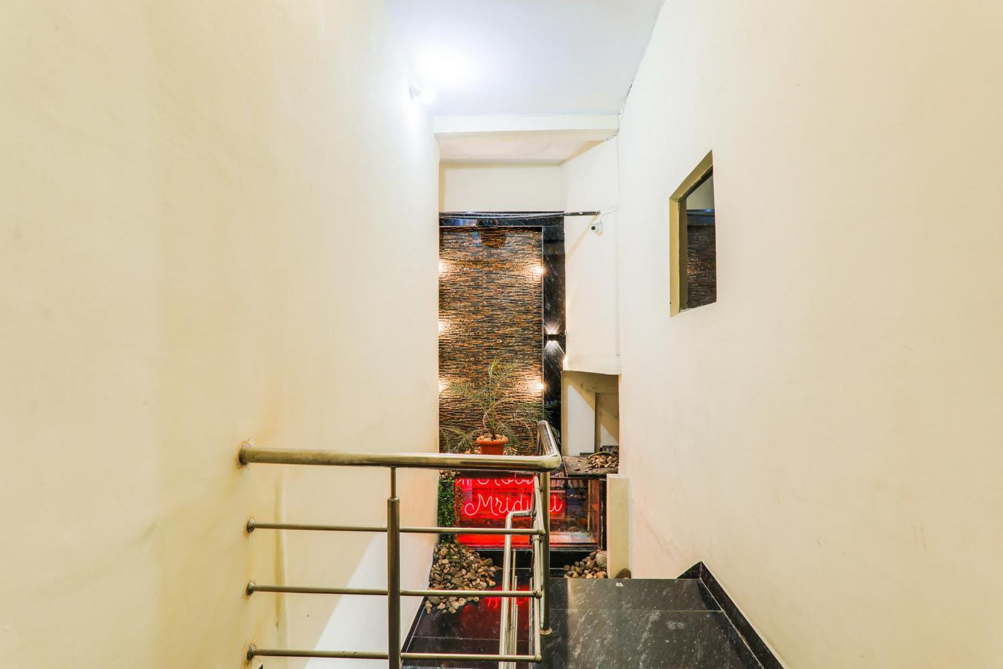 Hotel O Shree Hotel Mriduni Варанаси Экстерьер фото